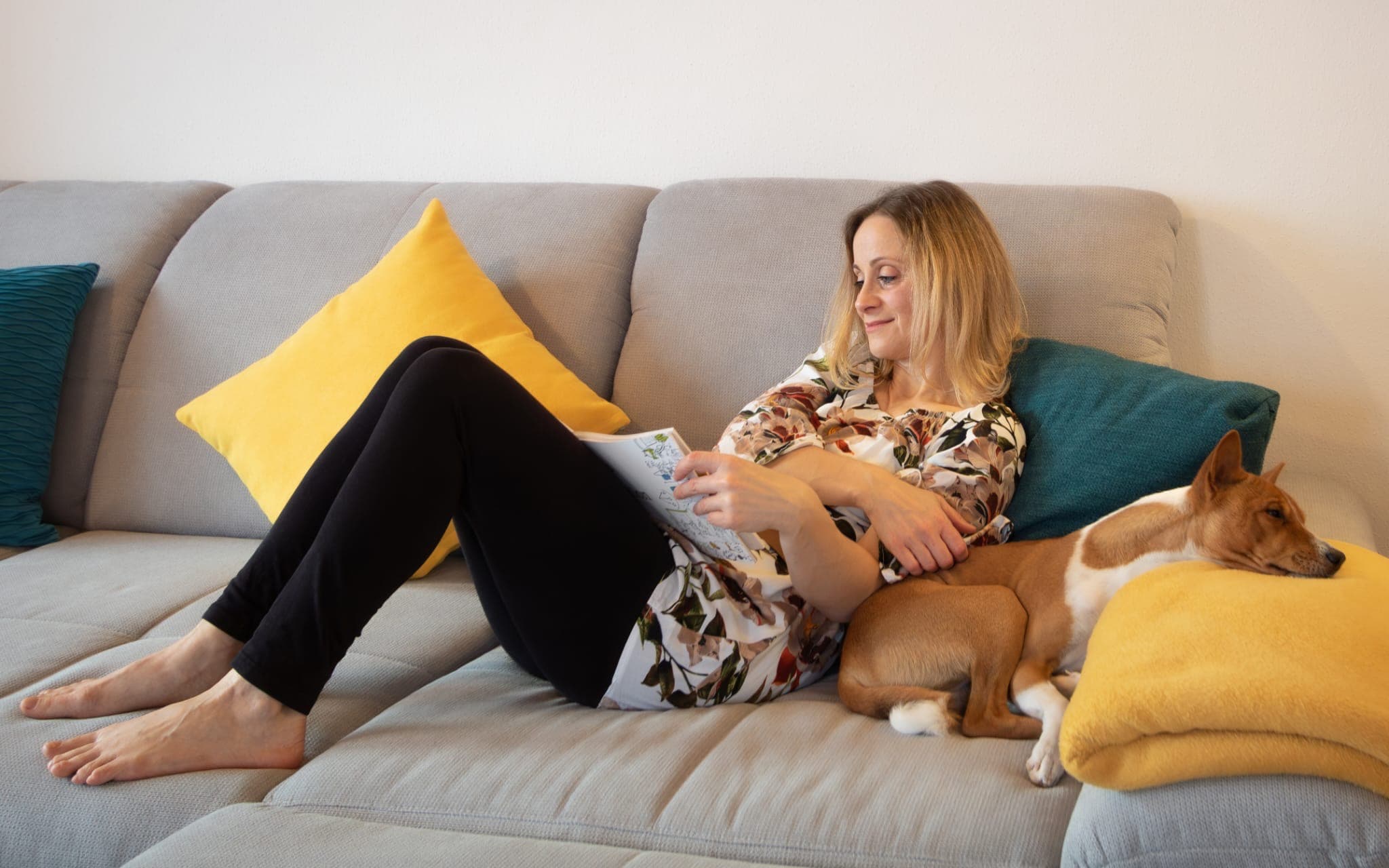 Désirée auf der Couch mit ihrem Hund